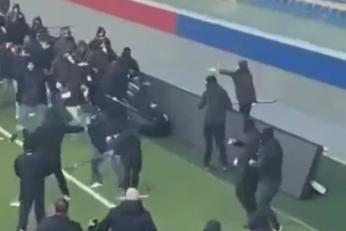 Scontri brutali dopo L’Aquila-Samb: un giorno nero per lo sport. L’Aquila-Sambenedettese: come una partita è degenerata in violenza. Il calcio violento: le immagini shock di L’Aquila-Sambenedettese. Tifoserie allo scontro: cosa è successo a L’Aquila dopo la partita. 