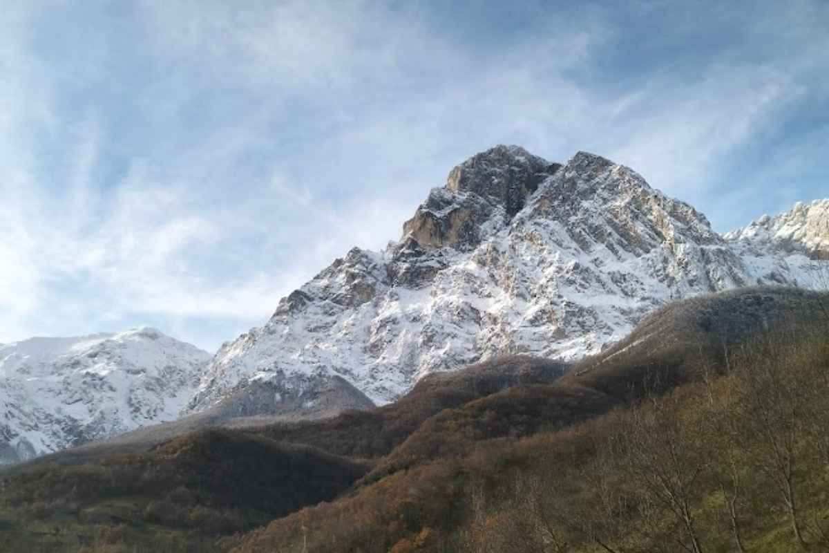 Un'esperienza per il corpo e per l'anima: Camminare tra le cime abruzzesi non è solo un viaggio fisico, ma anche un percorso di rigenerazione interiore.