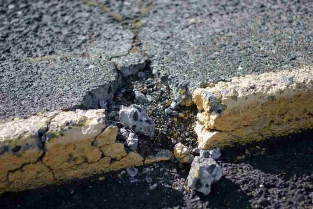 Pescara, marciapiedi pericolosi in viale Kennedy: i cittadini protestano. Viale Kennedy e il problema dei marciapiedi sollevati dalle radici. Sicurezza urbana a Pescara: marciapiedi dissestati e rischi per i pedoni. Il lungomare di Pescara e viale Kennedy: marciapiedi da rifare.