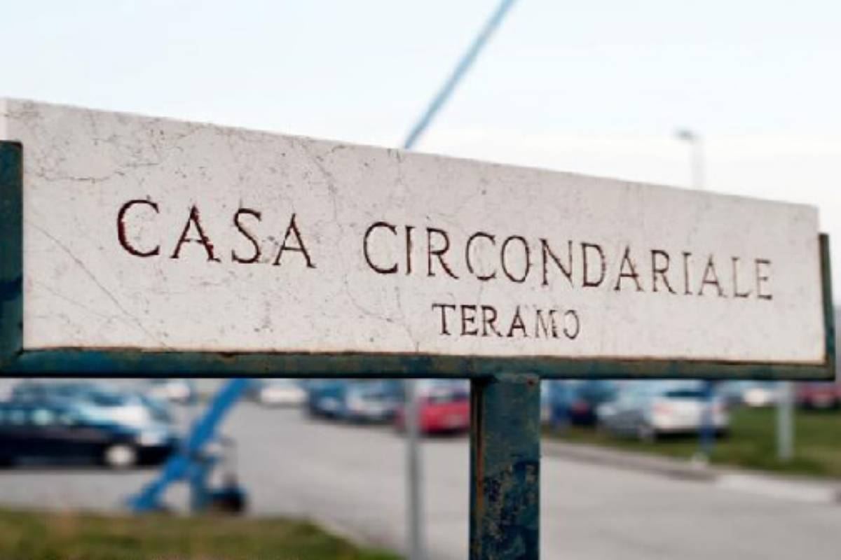 Teramo, detenuto aggredisce agenti con bastoni: paura in carcere.Carcere di Teramo, detenuto fuori controllo: agenti feriti. Teramo, tensione in carcere: detenuto assale polizia penitenziaria.