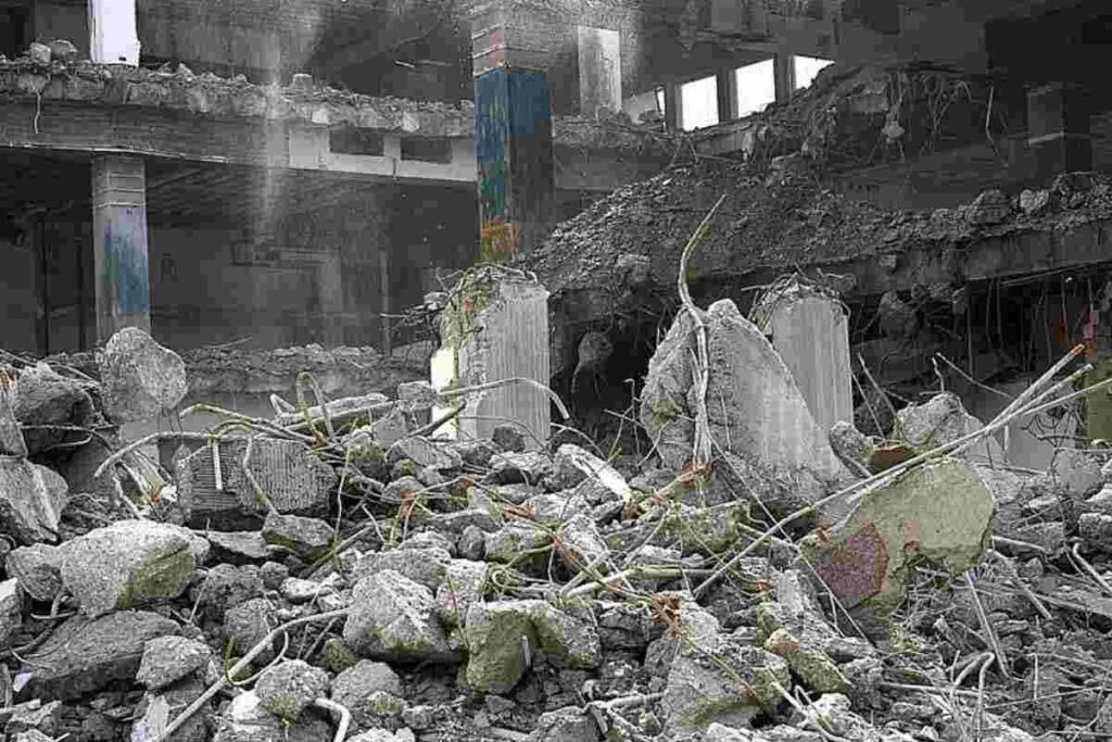 Sequestro dell'azienda costruttrice dopo il crollo della trave. Tragedia nel cantiere Esselunga: nuovi sviluppi giudiziari. Indagini sul crollo della trave a Firenze: tre persone sotto accusa. Un anno dal crollo della trave: emergono responsabilità.