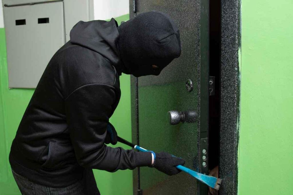L'Aquila: cresce l'allarme per i furti nelle attività commerciali. Ondata di furti all'Aquila: colpite aziende e abitazioni private. Ladri in azione a Coppito: proprietaria li sorprende in casa. Furti in serie su Viale della Croce Rossa: indagini in corso.