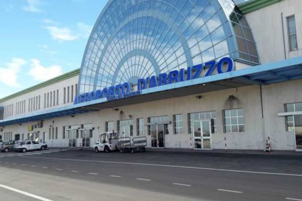 Aeroporto d'Abruzzo, la Saga chiarisce: "Lavori conclusi a fine anno". Slitta la fine dei lavori all'aeroporto d'Abruzzo: il chiarimento della Saga. L'allungamento della pista dell'aeroporto d'Abruzzo sarà completato entro dicembre. Aeroporto d'Abruzzo, nuovo cronoprogramma per l'allungamento della pista.