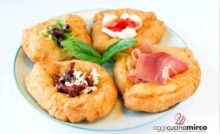 Le pizz’onde: il sapore autentico dello street food abruzzese.  Lo street food abruzzese che conquista tutti: le pizz’onde.  Pizz’onde, la pizza unta che fa impazzire gli abruzzesi.