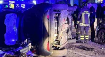 Una mamma e due figli coinvolti in un ribaltamento