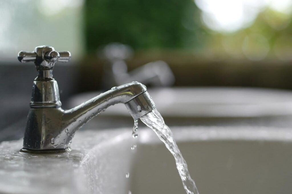 Chiusure idriche in provincia di Chieti: il calendario dal 3 al 10 febbraio. Sasi annuncia interruzioni serali dell'acqua in diversi comuni. Programma delle chiusure idriche in provincia di Chieti. Sasi: riduzioni dell'acqua in programma per una gestione sostenibile.