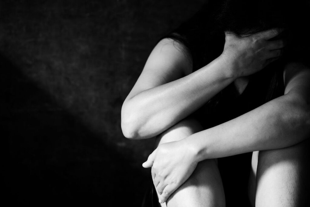Violenza sessuale su una diciassettenne: due fratelli indagati a Pescara. Pescara, violenza di gruppo: due fratelli sotto inchiesta. Violenza su minorenne: indagini in corso su due fratelli. 