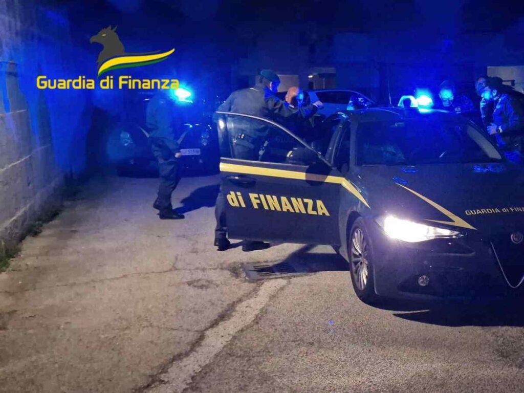 Lavoro nero, titolare nei guai per violazioni delle norme sul lavoro. Cinque lavoratori senza tutele: la Guardia di Finanza interviene. Pescara, operazione contro il lavoro sommerso: sanzioni in arrivo. Lavoro nero nel commercio: il fenomeno sotto la lente delle autorità.