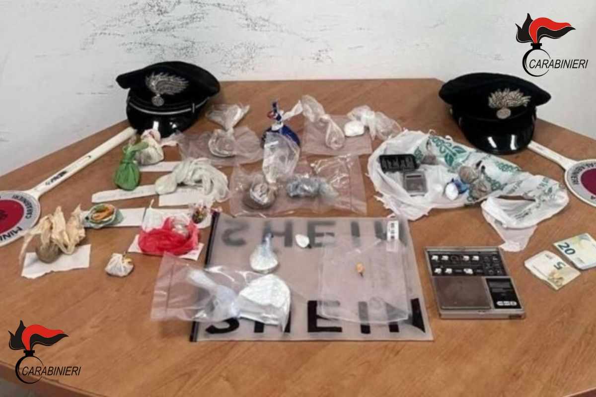Arrestato a Pescara un 46enne per spaccio di droga. Spaccio di droga a Pescara: in manette un pregiudicato. Fermato con documenti falsi: scoperto traffico di droga. Blitz alla stazione di Pescara: arrestato 46enne per spaccio.