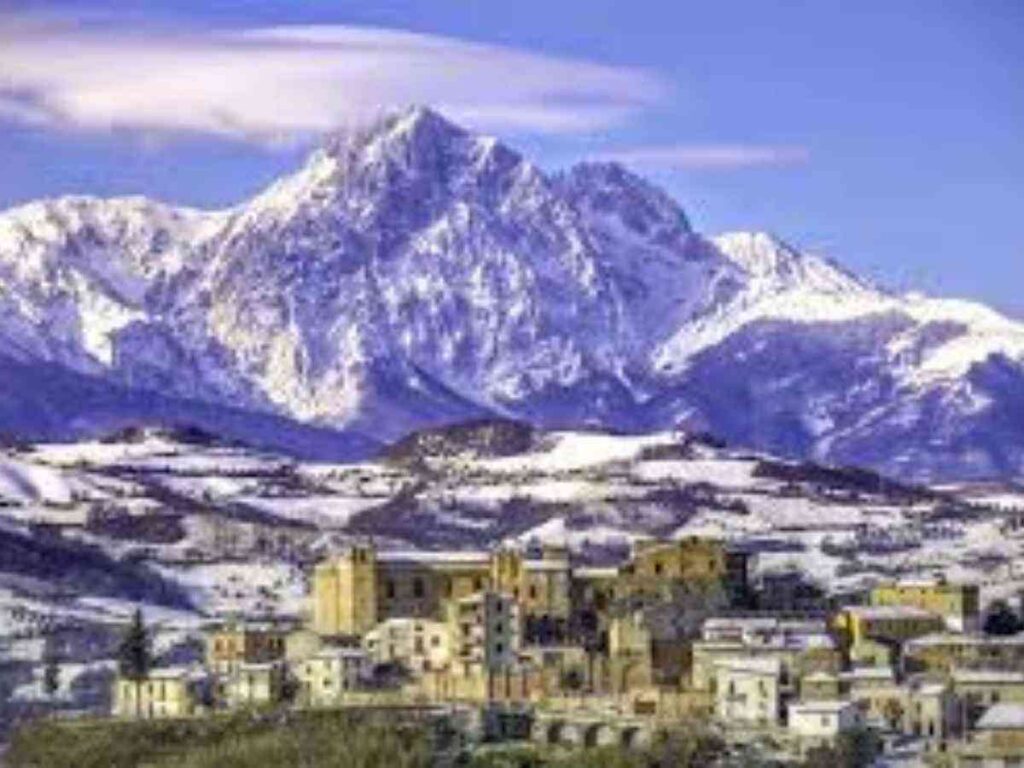 Lezione aperta a Castiglione Messer Marino sul valore del cibo. Cibo e ambiente: confronto a Castiglione con esperti e amministratori. La sociologa Rita Salvatore ospite della Scuola dei Piccoli Comuni. A Castiglione il sindaco Radica parla di cibo e sviluppo locale.